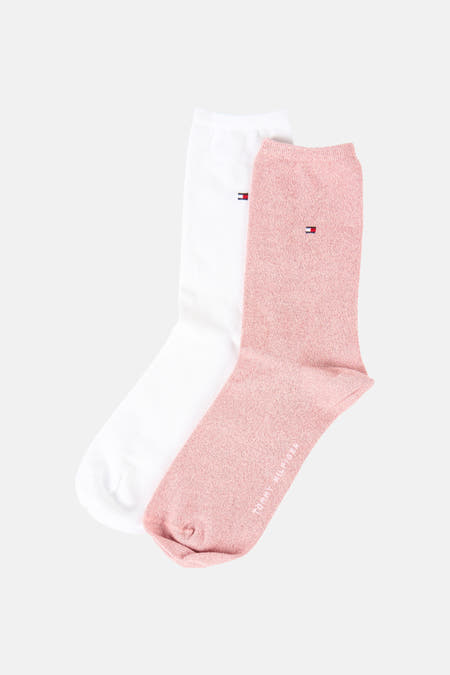Chaussettes multicolores pour femmes de TOMMY JEANS, avec une chaussette rose et une chaussette blanche, emballées par deux.