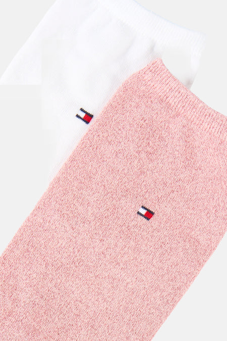 Meerkleurige sokken van TOMMY JEANS met geborduurd logo op roze en witte stof.
