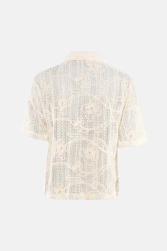 Chemisier beige à manches courtes de Terra di Siena, avec un motif floral en dentelle ajourée, vue arrière.