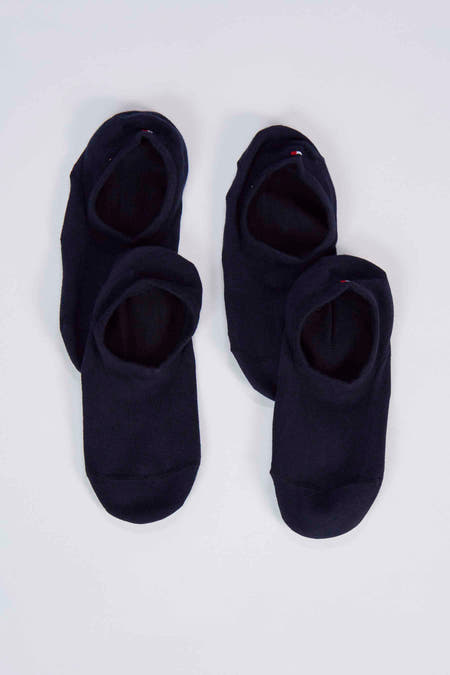 Chaussettes invisibles bleu marine de TOMMY JEANS, avec détail rouge-blanc-bleu et insert en carton.