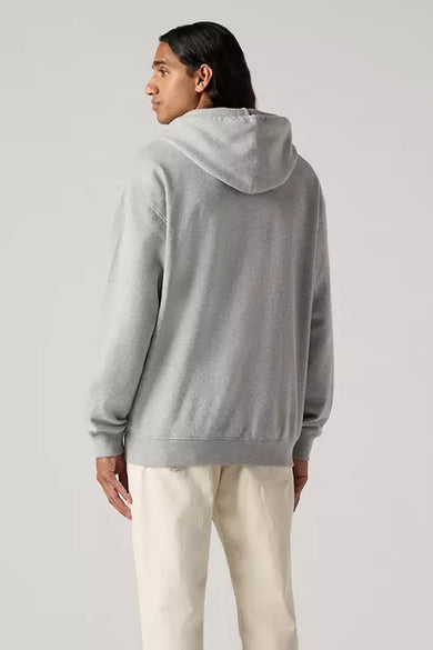 Sweat à capuche gris de Levi's, vu de l'arrière, combiné avec un pantalon clair.