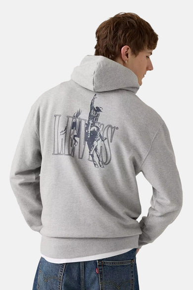 Pull-over gris avec capuche de Levi's, imprimé sur le dos, porté avec des jeans bleus foncés.