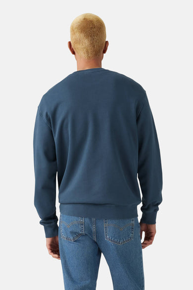 Pull-over bleu avec col rond de Levi's, vue arrière, associé à des jeans.