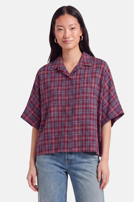 Multicolor geruite blouse met korte mouwen van Terra di Siena, casual fit met overhemdkraag, gedragen met jeans en gouden oorbellen