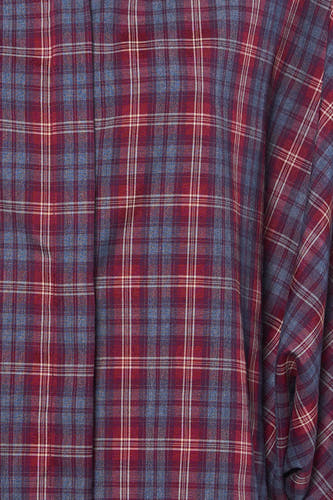 Multicolor korte mouwen blouse van Terra di Siena, met rood-blauw geruit patroon en fijne textuur, close-up weergave