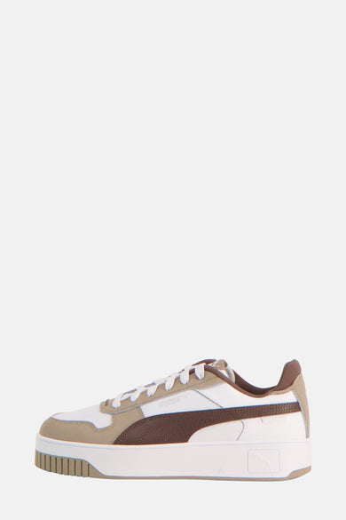 Sneakers bruns de PUMA avec des détails blancs et une semelle épaisse.