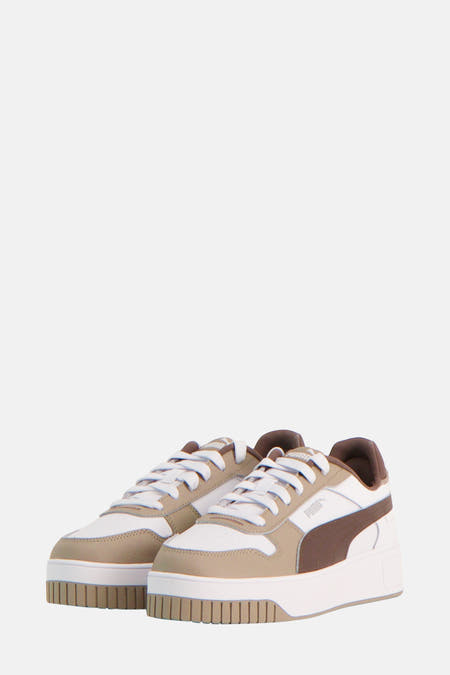 Sneakers bruns de PUMA avec des lacets blancs et une semelle blanche.