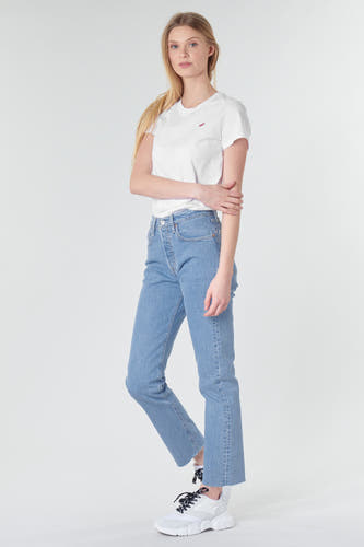 T-shirt blanc de Levi's, associé à un jean bleu et des baskets blanches.