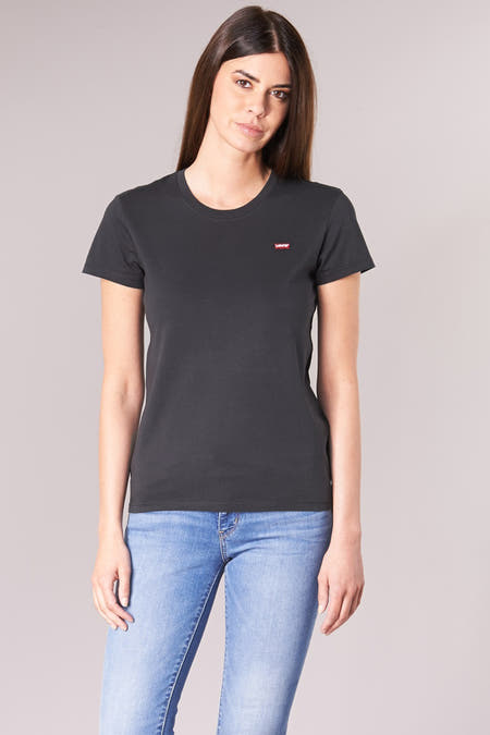 T-shirt noir de Levi's® à manches courtes avec un étiquette rouge marque sur la poitrine.