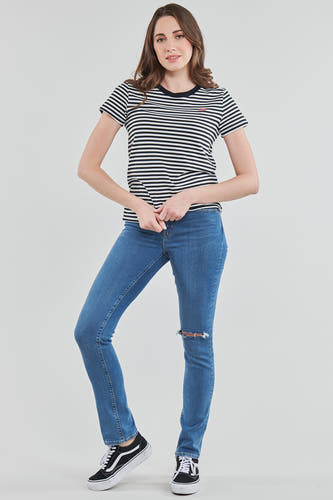 T-shirt rayé noir de Levi's, à manches courtes, associé à des jeans bleus avec un trou et des baskets noires et blanches.
