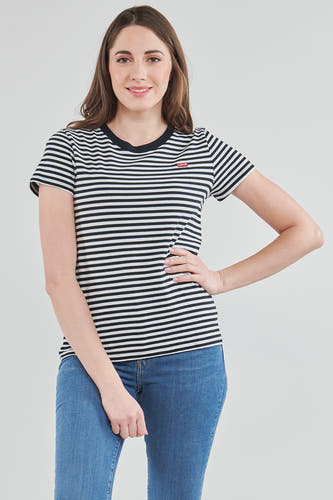 T-shirt rayé noir de Levi's avec des manches courtes, associé à un jean bleu.