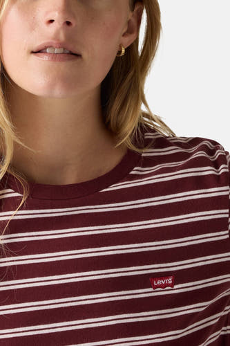 T-shirt Bordeaux à manches courtes de Levi's®, avec des rayures blanches et un petit logo de marque sur la poitrine.