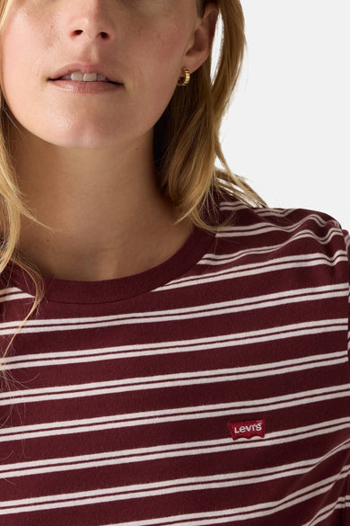 T-shirt Bordeaux à manches courtes de Levi's®, avec des rayures blanches et un petit logo de marque sur la poitrine.