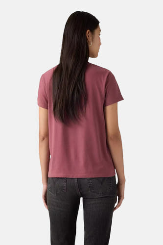 T-shirt Bordeaux à manches courtes de Levi's, vu de dos, porté avec un jean noir.