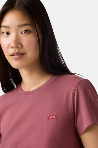 Bordeaux T-shirt met korte mouwen van Levi's, met een klein rood logo op de borst.