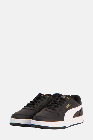 Sneakers noirs PUMUM avec des accents blancs sur la semelle et le côté.