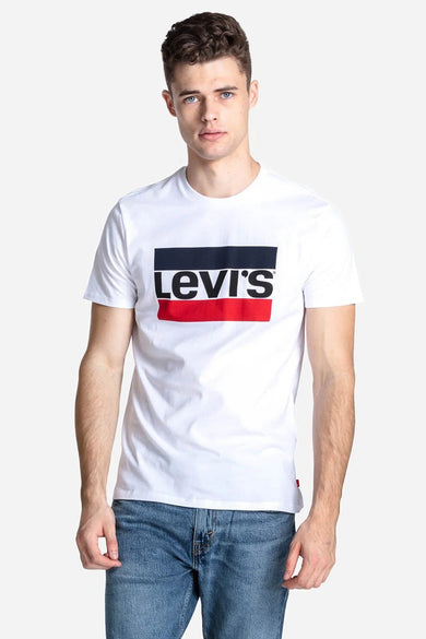 T-shirt blanc à manches courtes de Levi's, avec un logo sur la poitrine, porté avec un jean bleu.