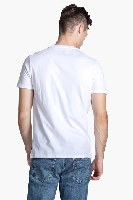 T-shirt blanc Levi's, vu de dos, porté avec un jean.