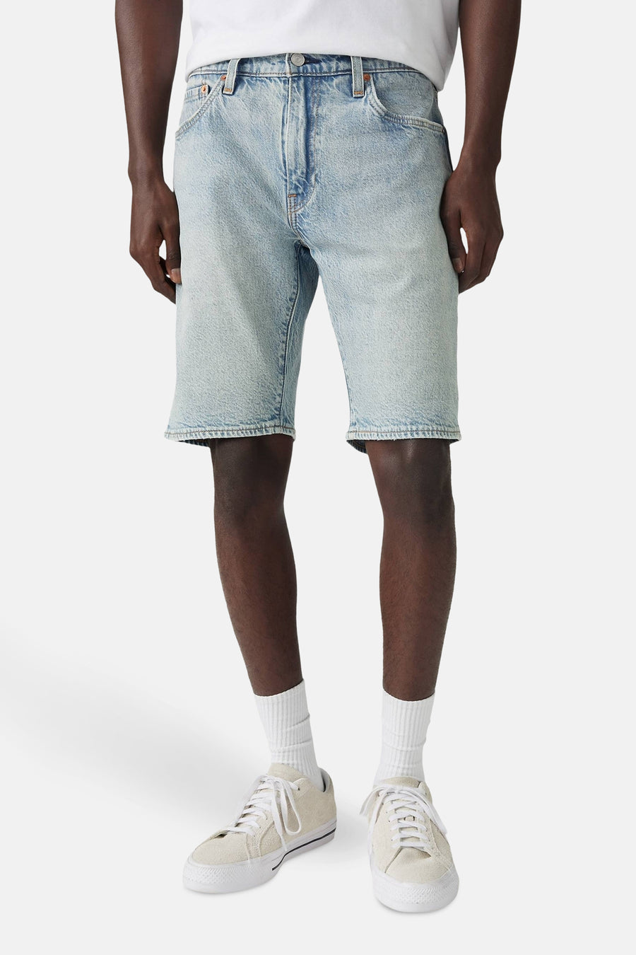 Short en denim bleu clair de Levi's®, modèle classique avec poches et surpiqûres contrastantes.