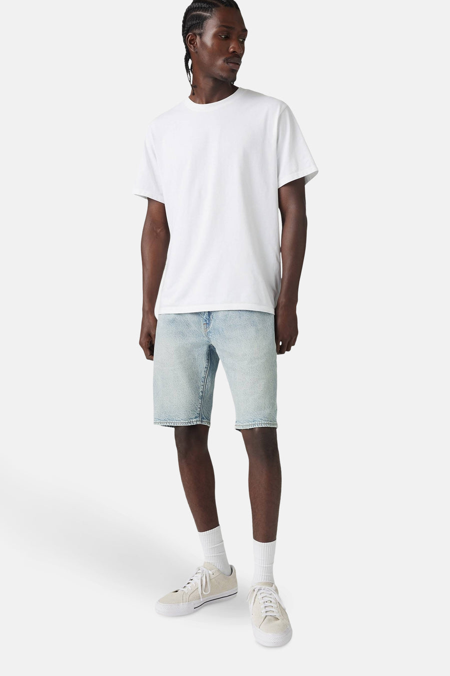 Short de denim bleu clair court de Levi's®, associé à un T-shirt blanc et des baskets basses.