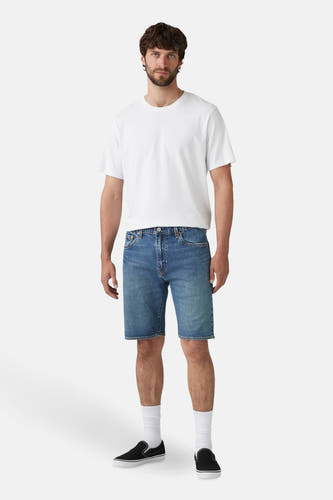 Shorts en denim bleu moyen de Levi's, associés à un T-shirt blanc, des chaussettes blanches et des chaussures noires.