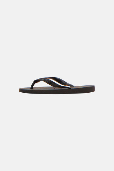 Tongs noirs Havaianas avec semelle rayée et lanières de marque, vue de profil.