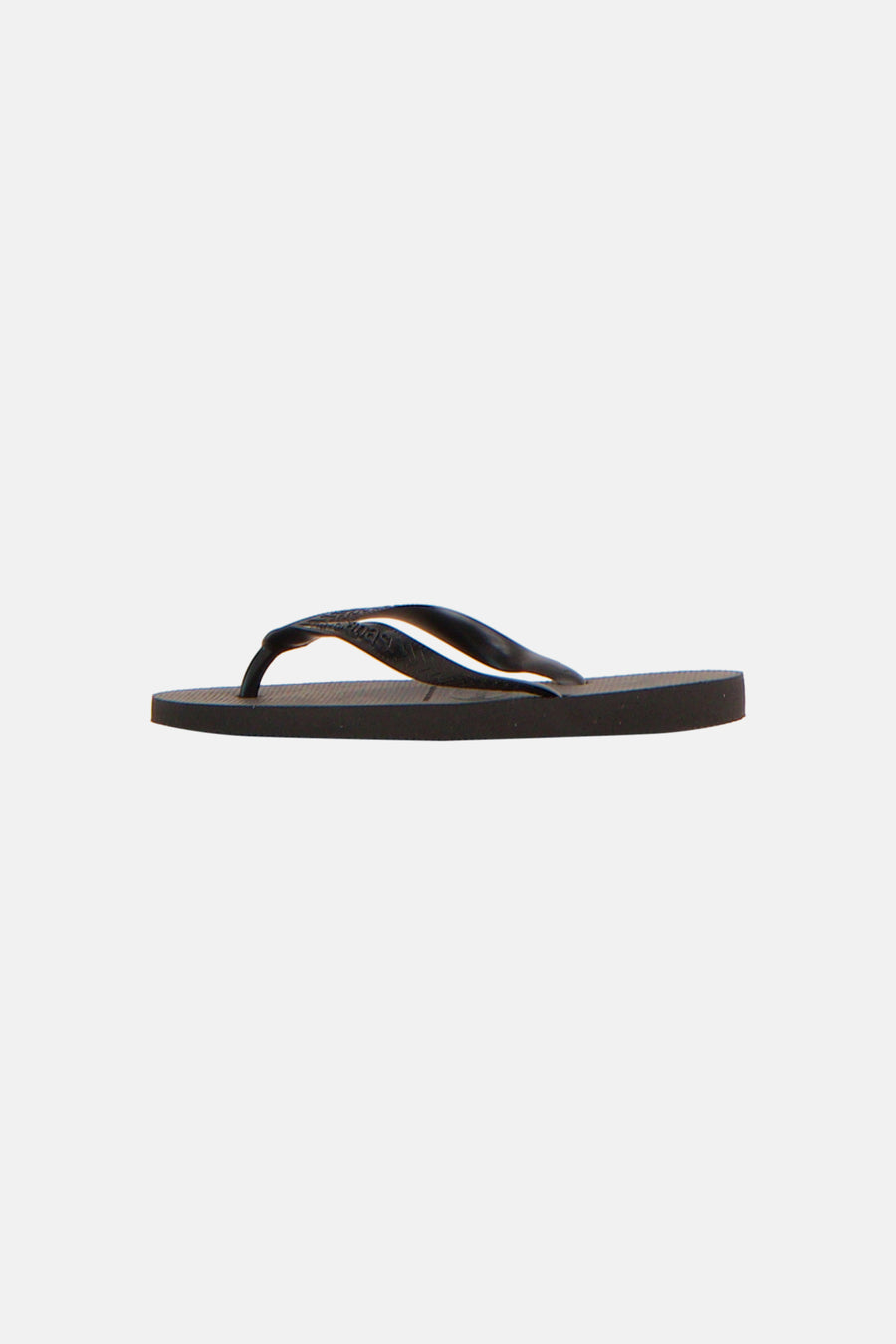 Tongs noirs Havaianas avec semelle rayée et lanières de marque, vue de profil.
