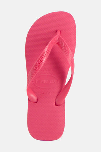 Chaussons roses Havaianas, avec une subtile texture et le logo de la marque sur les lacets.