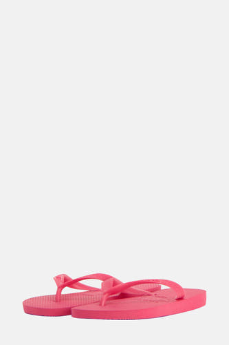 Chaussons roses de Havaianas, avec une texture rayée sur la semelle.