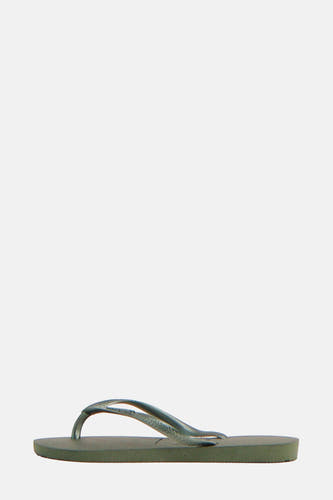 Mules Havaianas, dans un style simple et minimaliste.