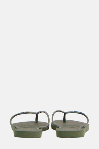 Chaussons verts de Havaianas en perspective de grenouille.