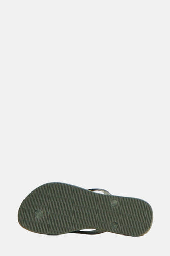 Chaussons multicolores d'Havaianas avec un profil rayé sur un fond lisse.