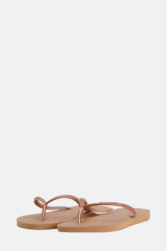 Roze slippers van Havaianas met een glanzende afwerking en gestreept voetbed.