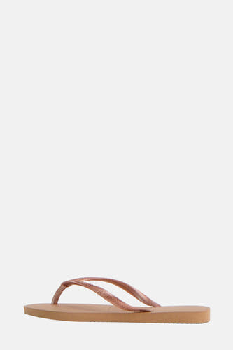 Chaussons roses Havaianas avec des lanières tressées, en vue latérale.
