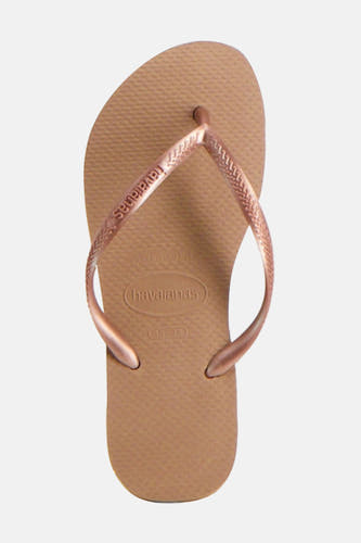 Chaussons roses Havaianas avec une fine texture sur la semelle et des lacets tressés.