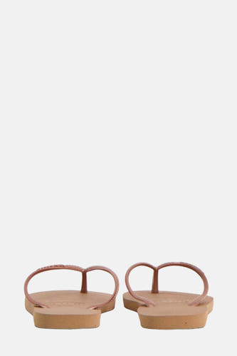 Chaussons roses Havaianasas avec une sem plate et et et des bandes.