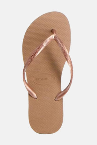 Chaussettes roses de Havaianas, avec du texture sur la semelle et des lanières.