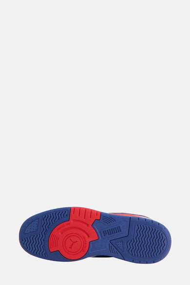 Sneakers multicolores de PUMA, avec une semelle bleue et rouge.