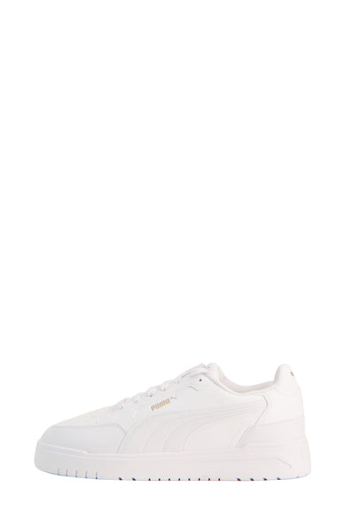 Sneakers blancs de PUMA, avec des rayures latérales et une semelle blanche.