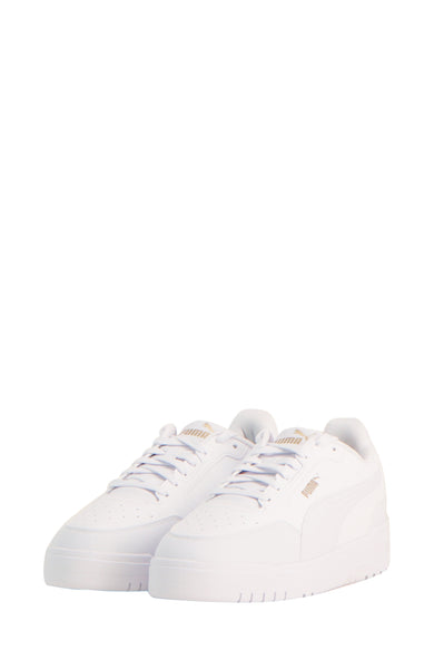 Sneakers blanches de PUMA, avec une finition lisse et des lacets plats.