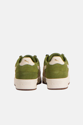 Groene sneakers van PUMA, met crème accenten en het PUMA-logo op de hiel, gezien van achteren.