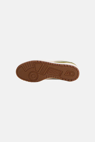 Baskets vertes PUMA avec une semelle marron et un motif complexe.