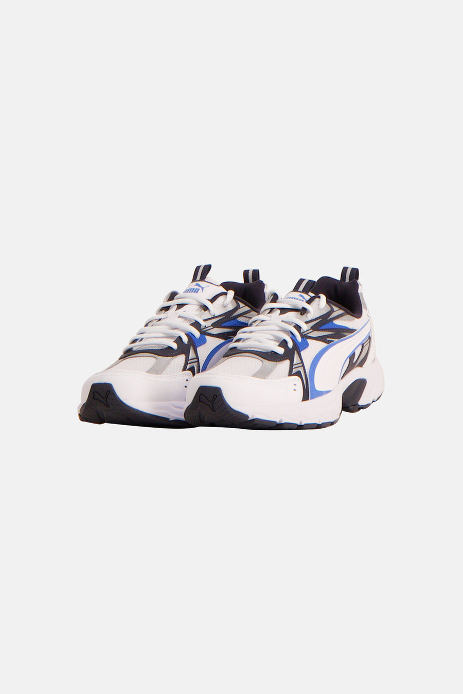 Baskets blanches Puma, avec des accents bleus et un look sportif, vues de dos.