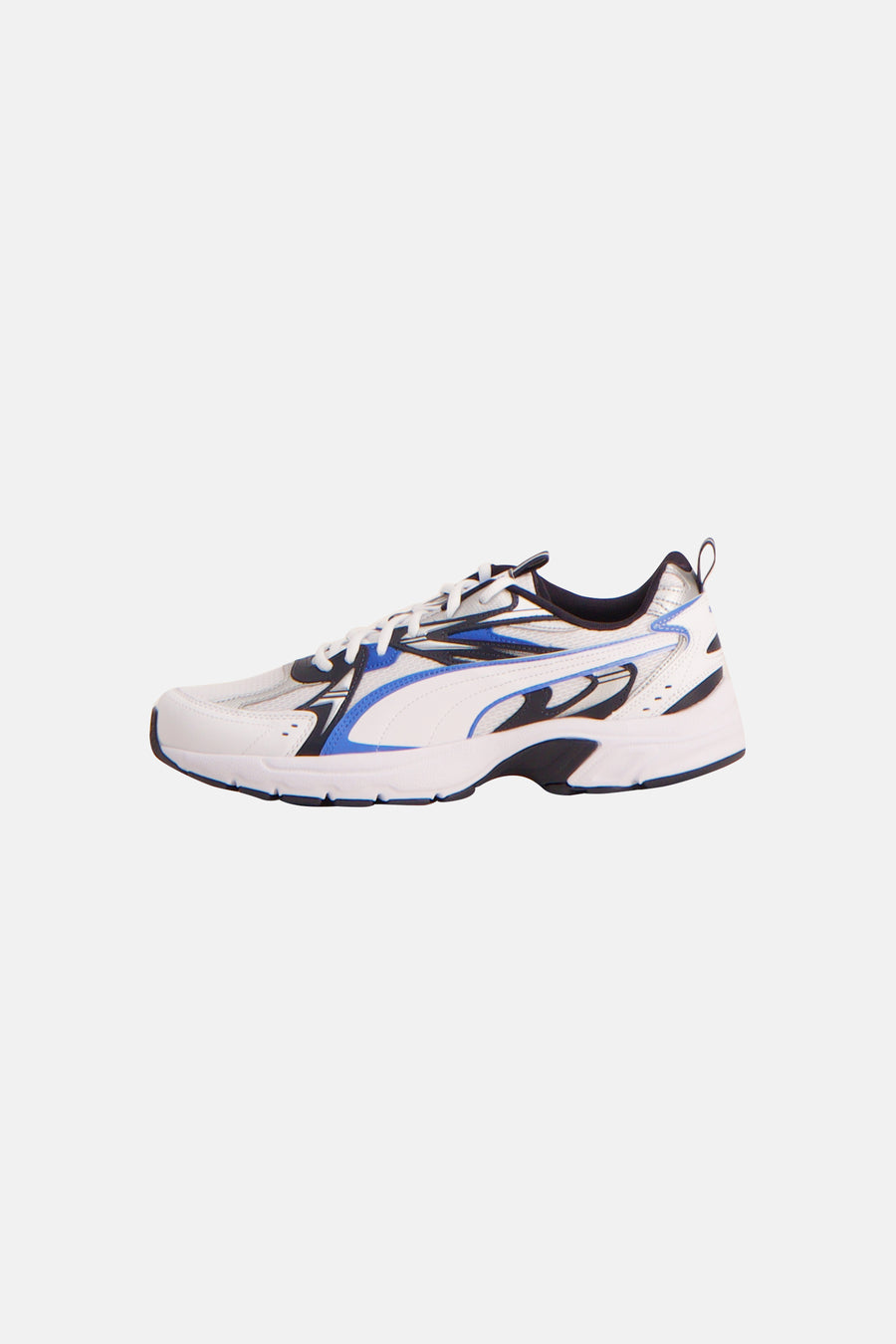 Witte sneakers van PUMA met blauwe en zwarte accenten en witte veters.