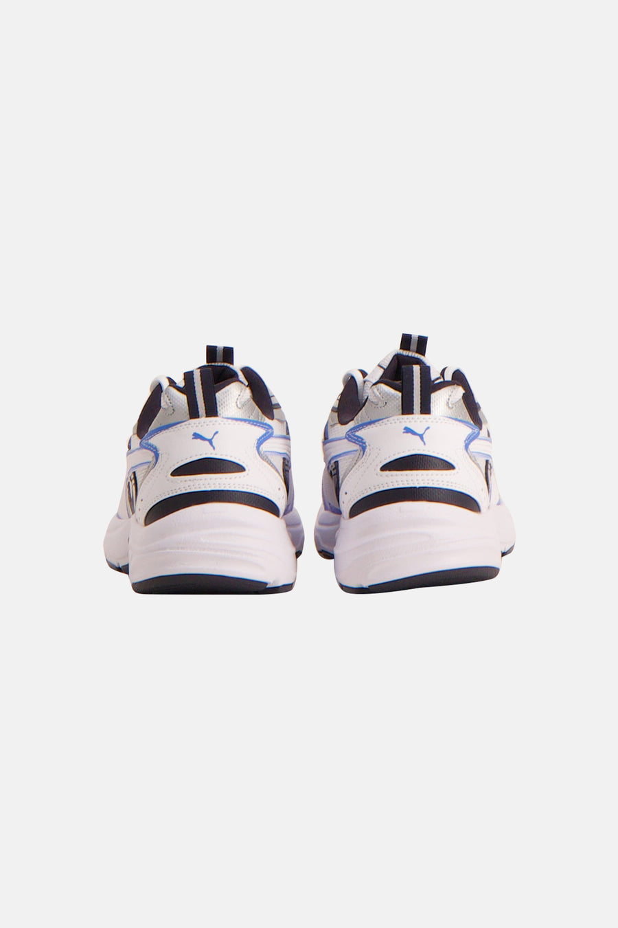Witte sneakers van Puma, met blauwe accenten en een sportieve uitstraling, gezien van achteren.