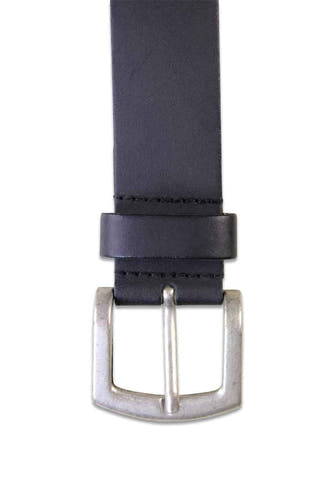 Ceinture noire de Petrol Industries, avec boucle et rivets argentés.
