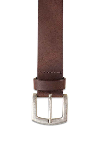 Ceinture brune de Petrol Industries avec boucle argentée et texture en cuir, gros plan.