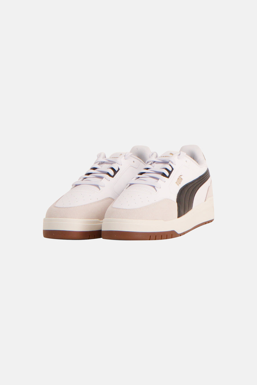 Baskets blanches PUMA, avec des accents marron et le logo à l'arrière.