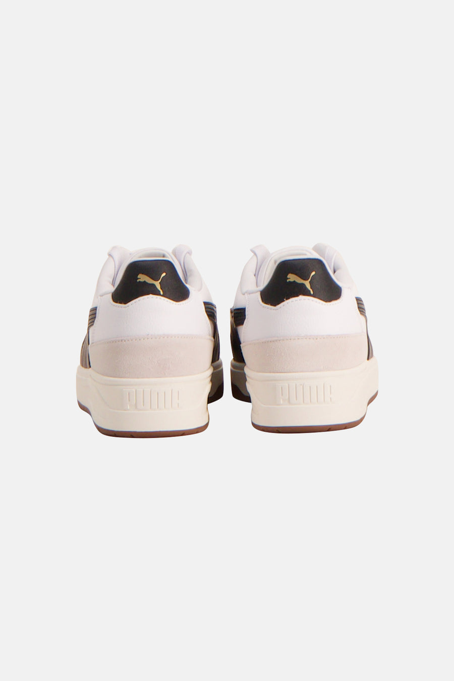 Witte sneakers van PUMA, met bruine accenten en het logo op de achterkant.