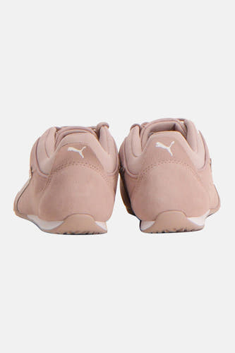 Roze sneakers van PUMA, met suède textuur en een wit logo op de achterkant.